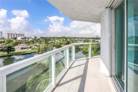 Condo in Sunny Isles Beach, Florida, 2 bedrooms № 1877905 - photo 2
