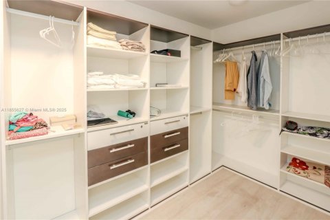 Condo in Sunny Isles Beach, Florida, 2 bedrooms № 1877905 - photo 19