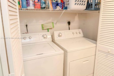 Condo in Sunny Isles Beach, Florida, 2 bedrooms № 1877905 - photo 26