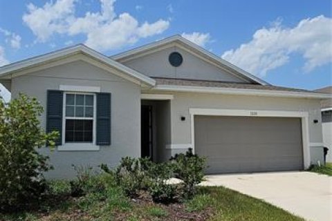 House in MATTIE POINTE in Auburndale, Florida 4 bedrooms, 179.86 sq.m. № 2208027 - photo 2