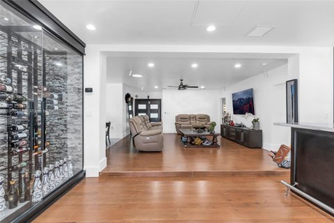 House in North Miami, Florida 4 bedrooms, 210.33 sq.m. № 1953649 - photo 7