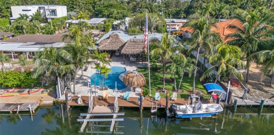 House in North Miami, Florida 4 bedrooms, 210.33 sq.m. № 1953649