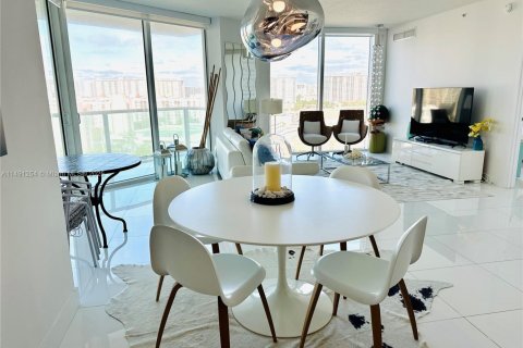 Снять в аренду кондоминиум в Санни-Айлс-Бич, Флорида 3 спальни, 135.73м2, № 1958466 - фото 2