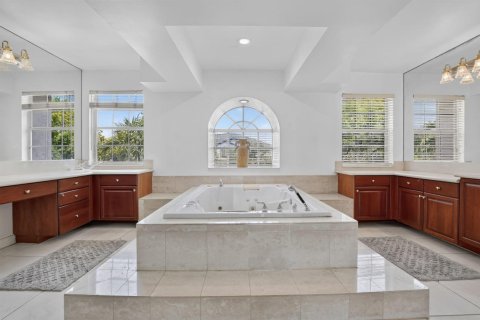 House in Miramar, Florida 5 bedrooms, 362.41 sq.m. № 2191429 - photo 11