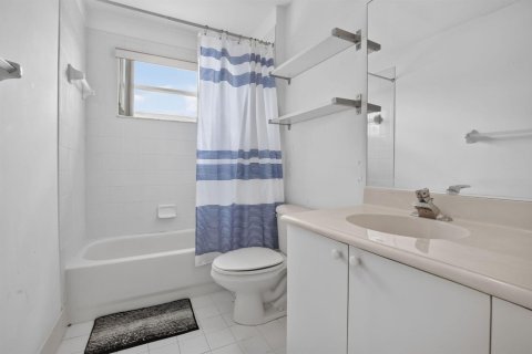House in Miramar, Florida 5 bedrooms, 362.41 sq.m. № 2191429 - photo 16