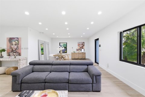 Снять в аренду виллу или дом в Майами-Шорс, Флорида 4 спальни, 195.93м2, № 2060779 - фото 27