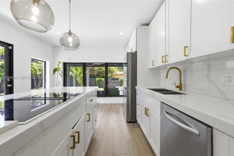 Снять в аренду виллу или дом в Майами-Шорс, Флорида 4 спальни, 195.93м2, № 2060779 - фото 2