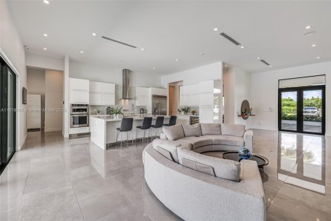 House in Miami, Florida 4 bedrooms, 338.91 sq.m. № 1927745 - photo 28