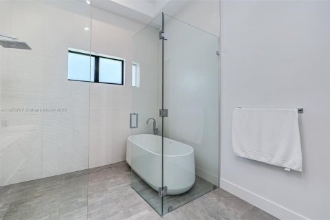 House in Miami, Florida 4 bedrooms, 338.91 sq.m. № 1927745 - photo 24