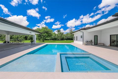 House in Miami, Florida 4 bedrooms, 338.91 sq.m. № 1927745 - photo 8