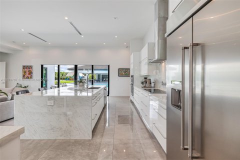 House in Miami, Florida 4 bedrooms, 338.91 sq.m. № 1927745 - photo 19