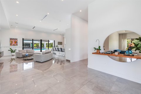 House in Miami, Florida 4 bedrooms, 338.91 sq.m. № 1927745 - photo 13