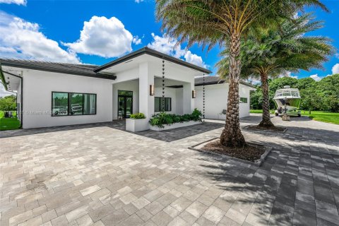 House in Miami, Florida 4 bedrooms, 338.91 sq.m. № 1927745 - photo 11