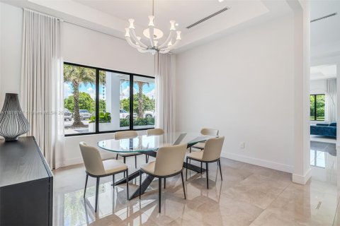 House in Miami, Florida 4 bedrooms, 338.91 sq.m. № 1927745 - photo 20