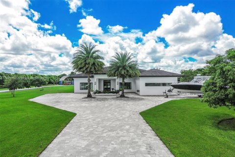 House in Miami, Florida 4 bedrooms, 338.91 sq.m. № 1927745 - photo 3