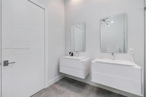 House in Miami, Florida 4 bedrooms, 338.91 sq.m. № 1927745 - photo 25