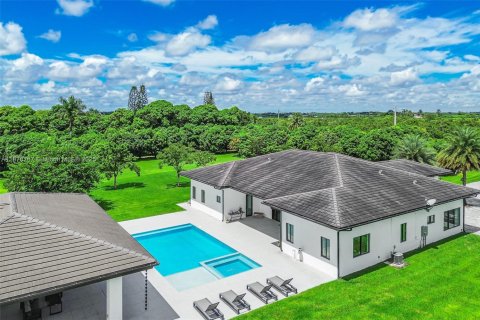 House in Miami, Florida 4 bedrooms, 338.91 sq.m. № 1927745 - photo 5