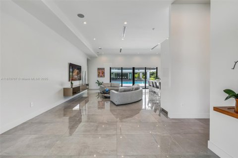 House in Miami, Florida 4 bedrooms, 338.91 sq.m. № 1927745 - photo 12