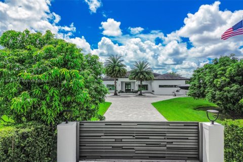 House in Miami, Florida 4 bedrooms, 338.91 sq.m. № 1927745 - photo 2