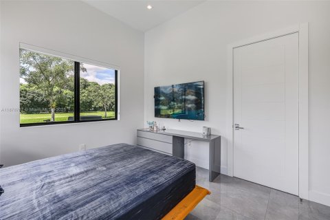 House in Miami, Florida 4 bedrooms, 338.91 sq.m. № 1927745 - photo 30