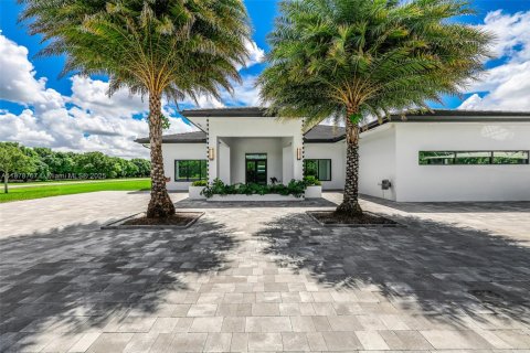 House in Miami, Florida 4 bedrooms, 338.91 sq.m. № 1927745 - photo 10