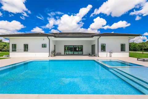 House in Miami, Florida 4 bedrooms, 338.91 sq.m. № 1927745 - photo 7