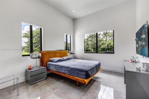 House in Miami, Florida 4 bedrooms, 338.91 sq.m. № 1927745 - photo 27