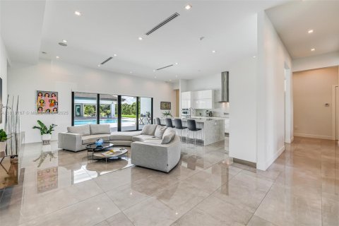 House in Miami, Florida 4 bedrooms, 338.91 sq.m. № 1927745 - photo 14