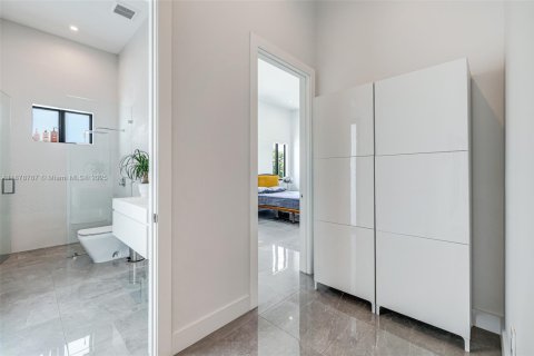 House in Miami, Florida 4 bedrooms, 338.91 sq.m. № 1927745 - photo 26