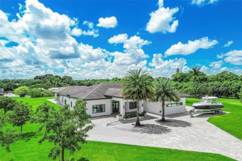 House in Miami, Florida 4 bedrooms, 338.91 sq.m. № 1927745 - photo 1