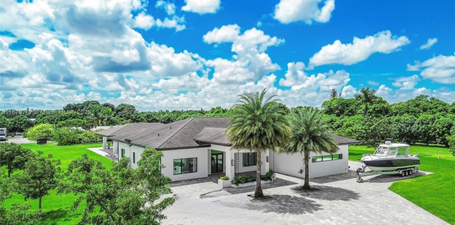 House in Miami, Florida 4 bedrooms, 338.91 sq.m. № 1927745