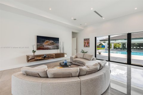 House in Miami, Florida 4 bedrooms, 338.91 sq.m. № 1927745 - photo 15