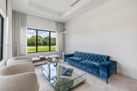 House in Miami, Florida 4 bedrooms, 338.91 sq.m. № 1927745 - photo 23