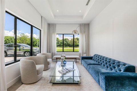 House in Miami, Florida 4 bedrooms, 338.91 sq.m. № 1927745 - photo 22
