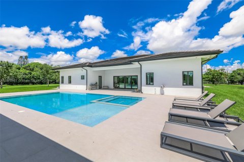 House in Miami, Florida 4 bedrooms, 338.91 sq.m. № 1927745 - photo 6