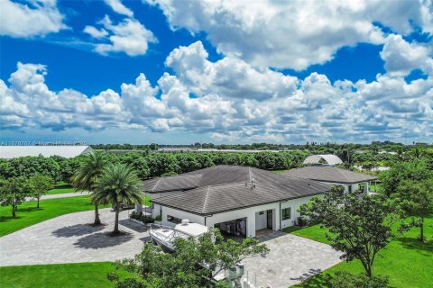 House in Miami, Florida 4 bedrooms, 338.91 sq.m. № 1927745 - photo 4