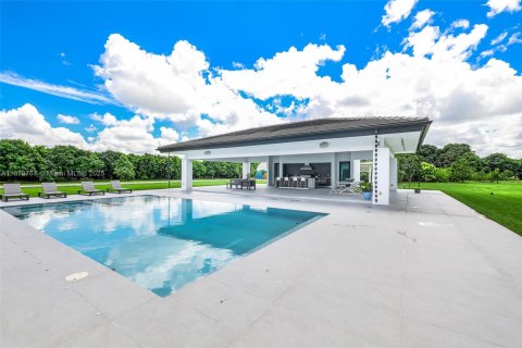 House in Miami, Florida 4 bedrooms, 338.91 sq.m. № 1927745 - photo 9