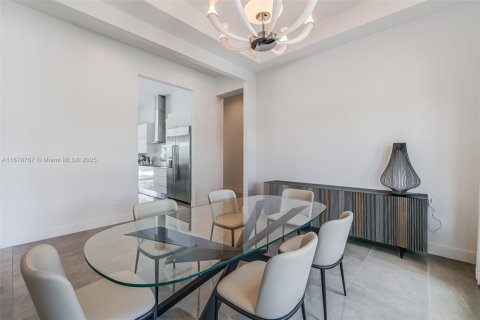 House in Miami, Florida 4 bedrooms, 338.91 sq.m. № 1927745 - photo 21