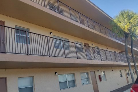 Condo in Lauderhill, Florida, 1 bedroom  № 1221680 - photo 1