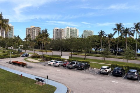 Condo in Aventura, Florida, 2 bedrooms № 2087258 - photo 24