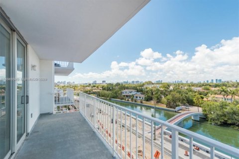 Condo in Miami Beach, Florida, 2 bedrooms № 2011733
