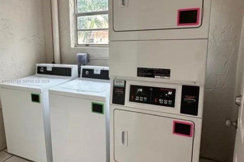 Condo in Hialeah, Florida, 2 bedrooms  № 1997992 - photo 2