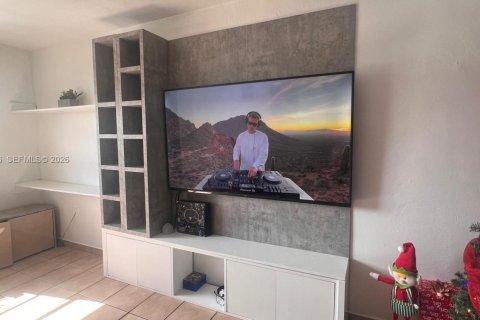 Condo in Hialeah, Florida, 2 bedrooms  № 1997992 - photo 10
