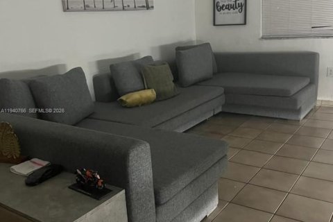 Condo in Hialeah, Florida, 2 bedrooms  № 1997992 - photo 11