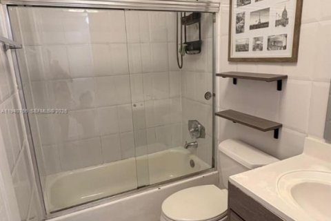 Condo in Hialeah, Florida, 2 bedrooms  № 1997992 - photo 3