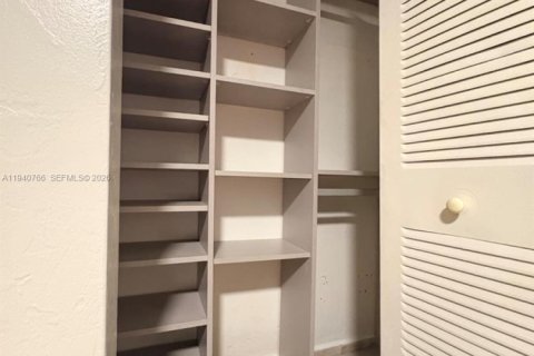 Condo in Hialeah, Florida, 2 bedrooms  № 1997992 - photo 9