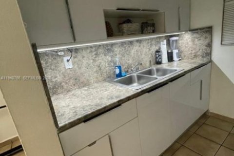 Condo in Hialeah, Florida, 2 bedrooms  № 1997992 - photo 7