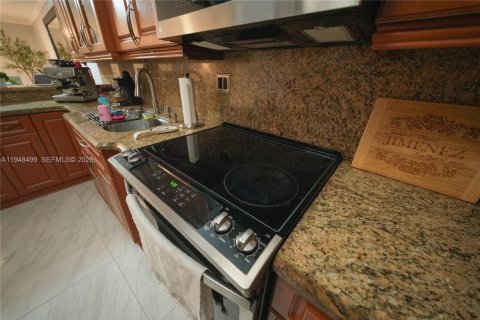 Casa en venta en Hialeah, Florida, 4 dormitorios, 193.79 m2 № 2004422 - foto 10