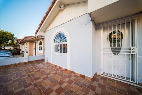 Casa en venta en Hialeah, Florida, 4 dormitorios, 193.79 m2 № 2004422 - foto 3