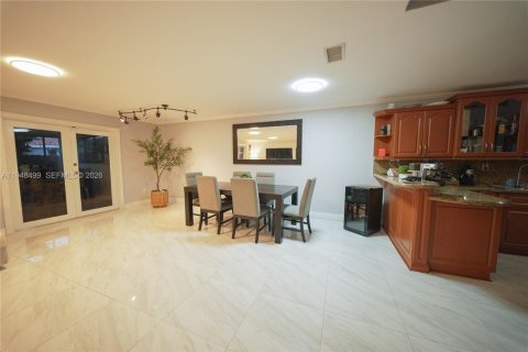 Casa en venta en Hialeah, Florida, 4 dormitorios, 193.79 m2 № 2004422 - foto 9
